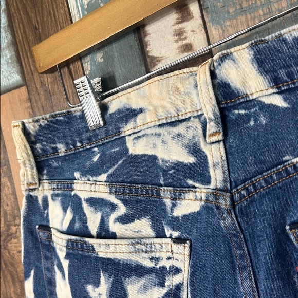 Levi's Premium Blue and White bleached Denim Shorts - Picture 10 of 14